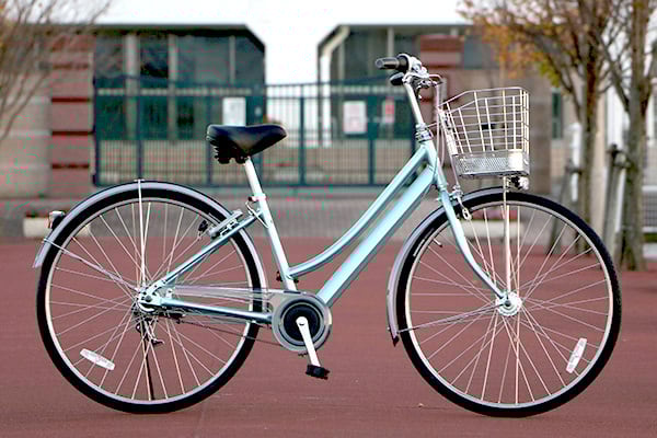 スカートでも乗り降りしやすいL型。信頼のアルベルトは通学車に最適。