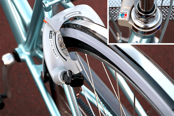 後輪錠を施錠すると同時にハンドルもロック。ホコリの侵入を防ぐシャッター付き。