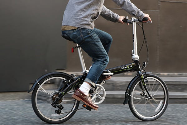 漕ぎ出しも軽くスピードにのれるワケは、アルミフレームだからこそ。※この写真は2017モデルです。