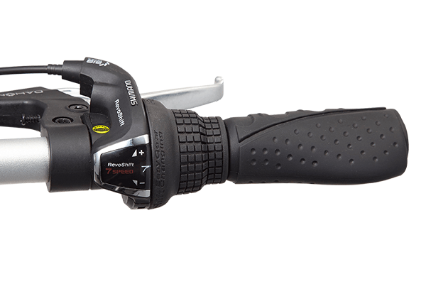 手元ですばやく変速できる、SHIMANO製グリップシフターを搭載。