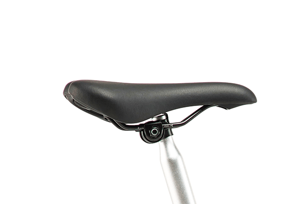 中央にくぼみがあり走行中にお尻の負担を軽減します。