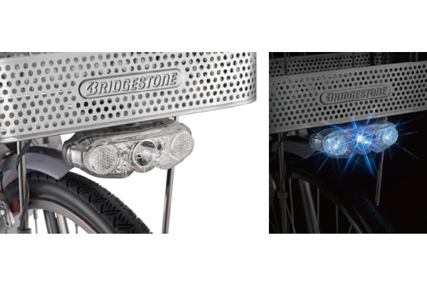 前方はもちろん足元を広く明るく照らす高性能ライト。