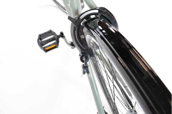 雨天時の泥はねから衣服を守るフェンダーと防犯対策に必須のリング錠も標準装備。
