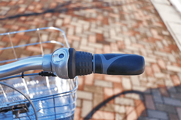 グリップを握ったままギアチェンジが可能なグリップシフト。