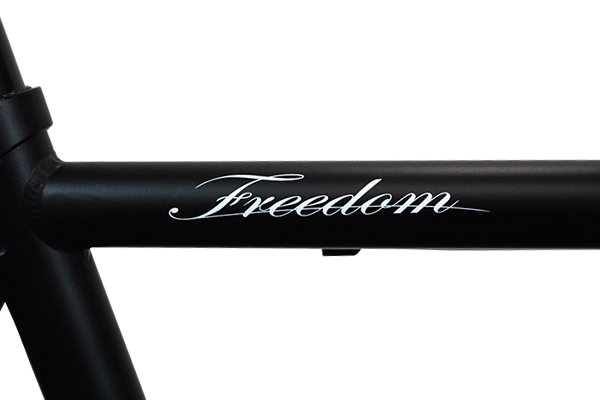 トップチューブに「Freedom」のロゴを配置。