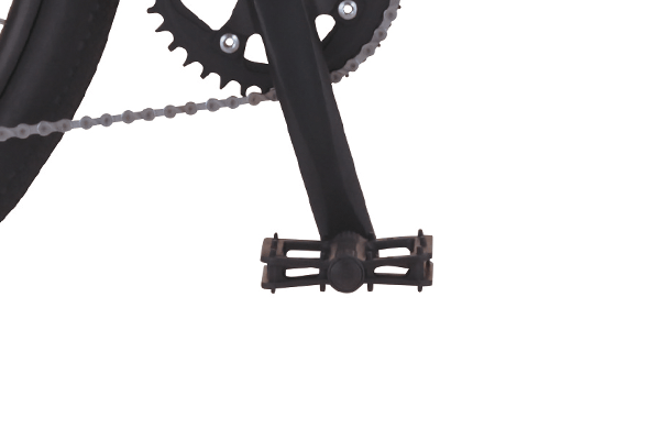 悪路でもペダルの踏み外しのしにくいピン付きペダルを標準装備。