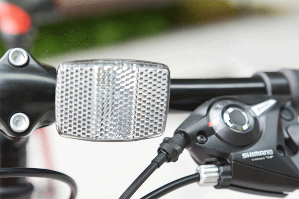 夜間走行時にも対向車からよく見え、安心して乗車が可能。