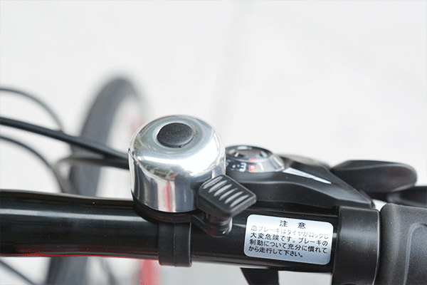 親指で簡単に鳴らすことのできる単打ベルを搭載。