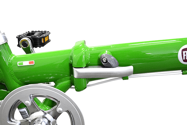 ワンタッチの折りたたみ方式を採用し、工具無しで簡単に折りたたみ可能。