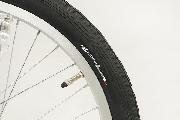 肉厚の耐パンクタイヤとチューブを採用し、パンクしにくくより長く乗れます。