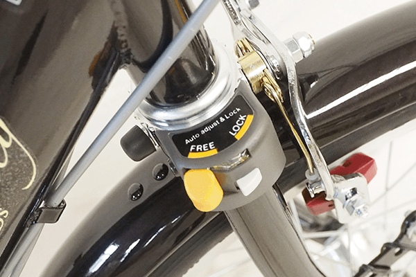 ON/OFFで停車時のハンドルの回転を制御できるので、安心してお子様の乗せ降ろしができます。