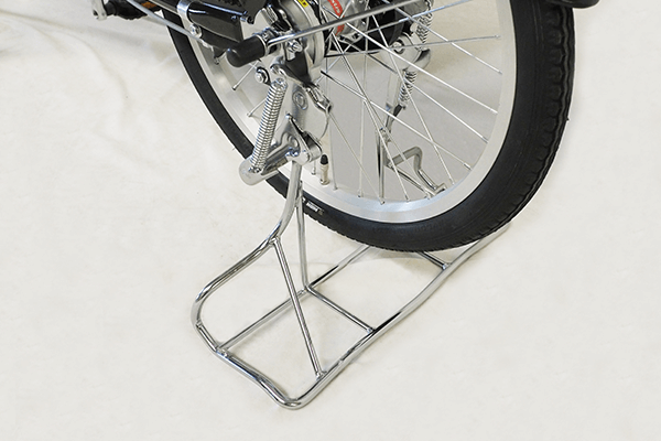 後ろ側を踏みながら、テコの原理を使って軽い力で上げることのできる丈夫なスタンドを採用。