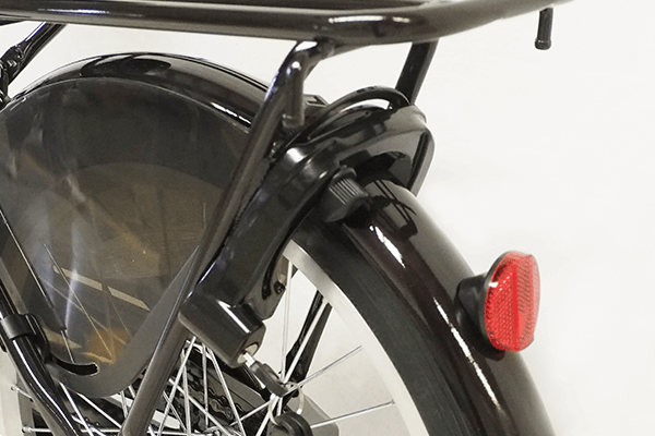 チャイルドシート取り付け時も操作しやすい後部取り付けタイプ。強度の高いダイキャスト錠で防犯性も高い。