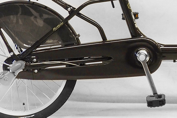 チェーンを全てカバーしているため、走行中のチェーンによる裾汚れを防御。