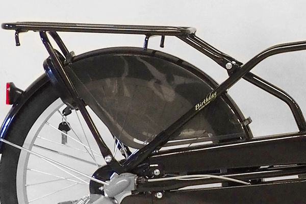 後ろにお子様を乗せたとき、足がタイヤに巻き込まれるのを防ぐドレスガードを装着。