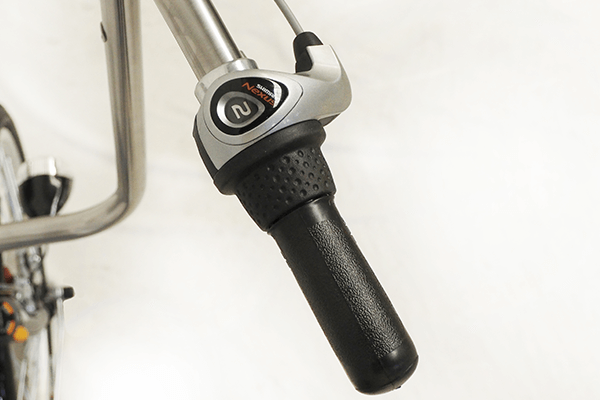 お子様を乗せながらでもハンドルを握ったままギアを変更できる、グリップシフトを採用。