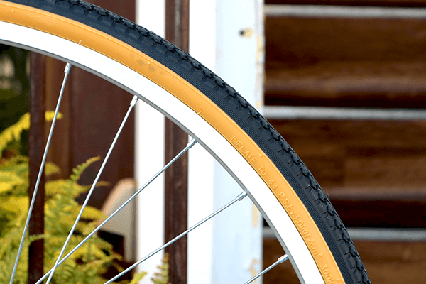 イエローラインが入ったタイヤで他とは違う色をプラス。