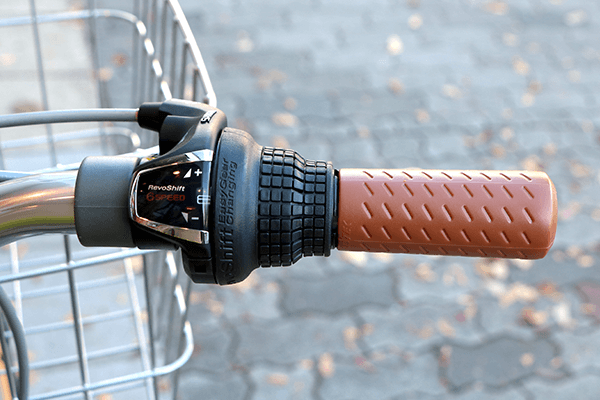 ハンドルを握ったままギアを変更できる、シマノ製のグリップシフトを採用。(入荷時期により見た目に若干の差異がある場合があります)