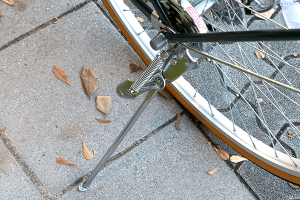 停車時に必須になるスタンドも搭載！片足スタンドは車体を持ち上げずに停車が可能。