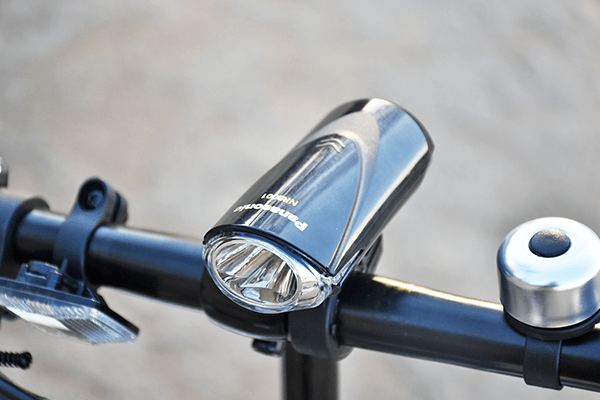 暗くなっても安心。LEDライトが夜道も明るく照らします。(単三電池3本付属)