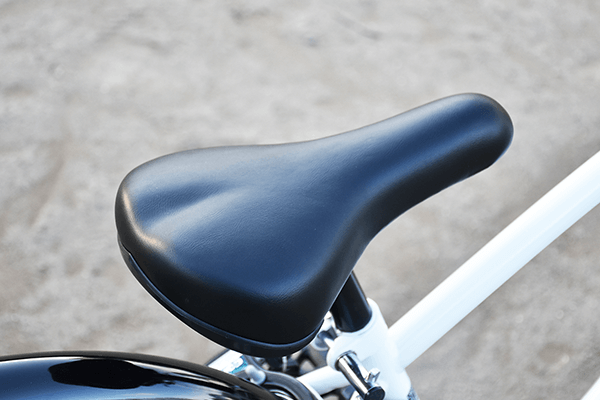 サドルが破れにくいガード付き。中央が少しくぼんでいることにより、疲れにくいです。