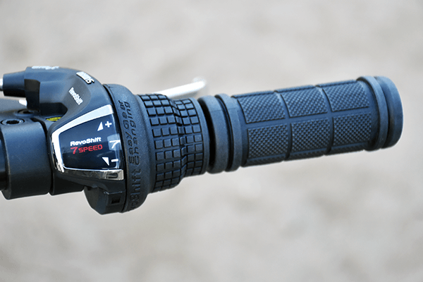 ハンドルを握ったままギア操作可能なシフターを採用。