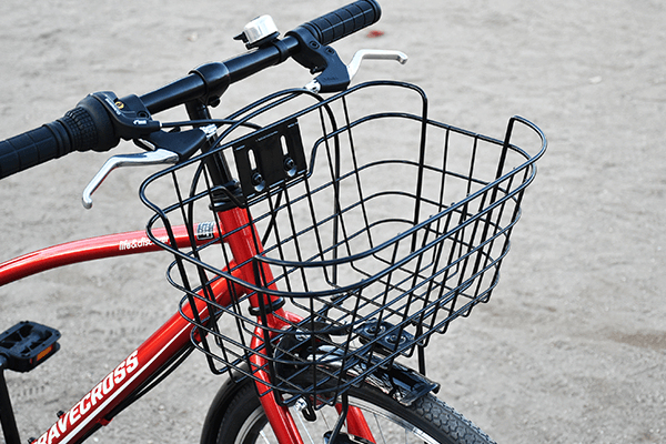 サッカーボールなどを入れられるフロントバスケットを標準装備。遊びにいく時にも荷物を入れられて便利！