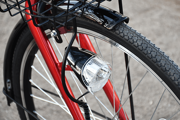 暗くなったら自動で点くライト付き。LEDで明るさも十分！