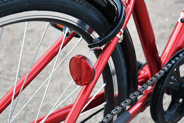 光を反射するので車からも見えやすく安心です。