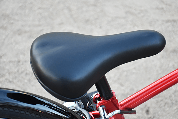 サドルが破れにくいガード付き。中央が少しくぼんでいる為疲れにくいです。