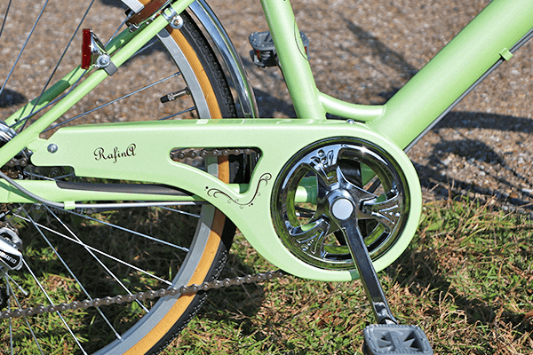 服の汚れも防ぐ、 ワンポイントがかわいいチェーンケース。