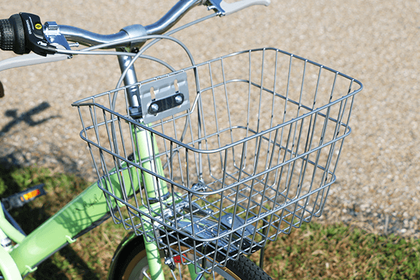 遊びでも家族とのお買い物でも大活躍の前カゴ付きです。