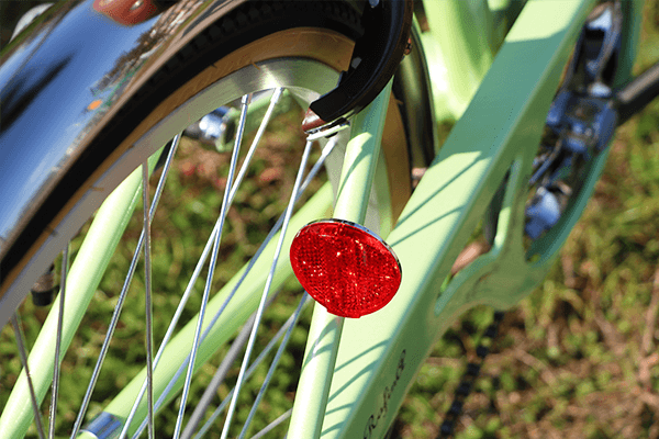 光を反射するので車からも見えやすく安心です。