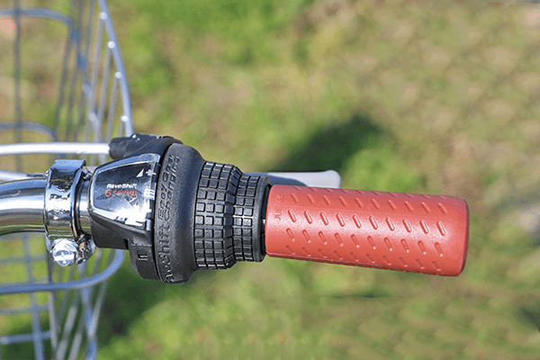 走行中いつでも変速が可能な変速機付き。