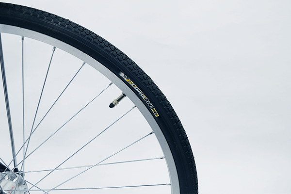 通常よりも厚いタイヤで、異物の貫通やタイヤの磨耗を防ぎます。