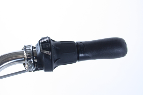 握りやすいハンドルグリップ。手元でギアチェンジが可能です。