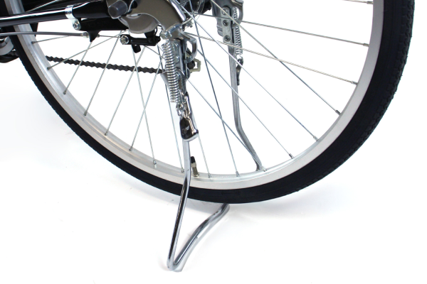 不安定な場所でも車体を安定させられる両足スタンドを搭載。