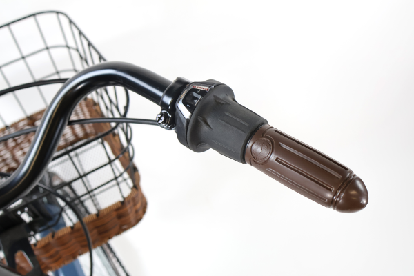 ハンドルを握ったままギアを変更できる、シマノ製のグリップシフトを採用。