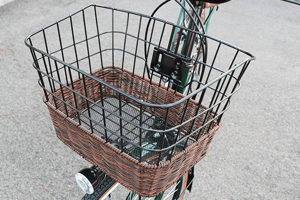 オシャレでかわいい前カゴ。目が細かく、小さいものが落ちにくいメリットも。
