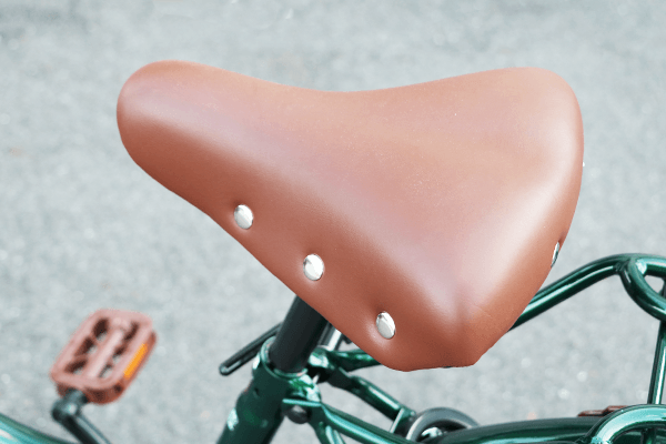クッション性に優れた厚みで、サイドの鋲がおしゃれなサドルを採用。