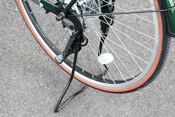 不安定な場所でも車体を安定させられる両足スタンドを搭載。
