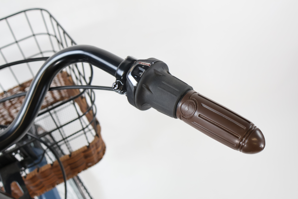 ハンドルを握ったままギアを変更できる、シマノ製のグリップシフトを採用。