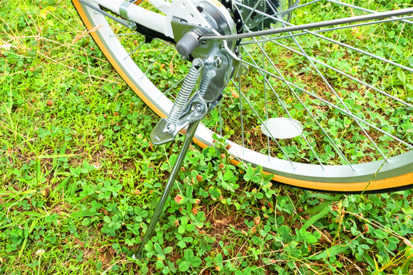 片足スタンドは車体を持ち上げずに使用でき、スタンド自体も軽量です。