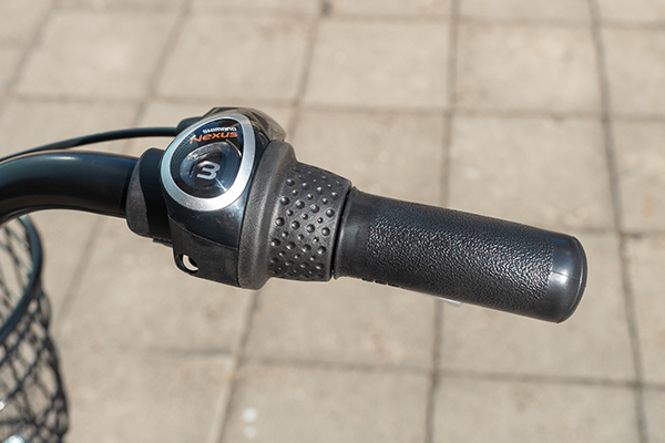 ハンドルを握ったまま簡単にギアを変更できるグリップシフトです。