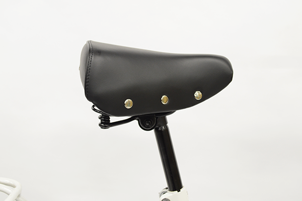 ゆったりとして幅の広いサドルで乗り心地は抜群。