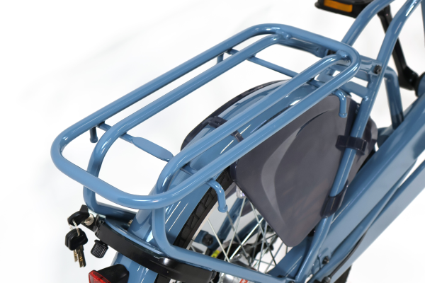 後ろカゴやチャイルドシートの取り付けも可能な丈夫なリアキャリア。