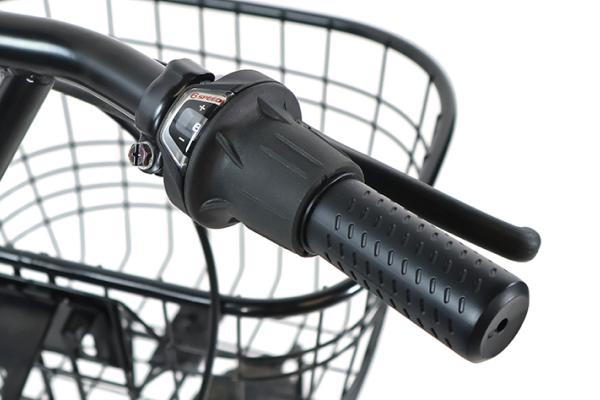 ハンドルを握ったままギアを変更できる、シマノ製のグリップシフト。