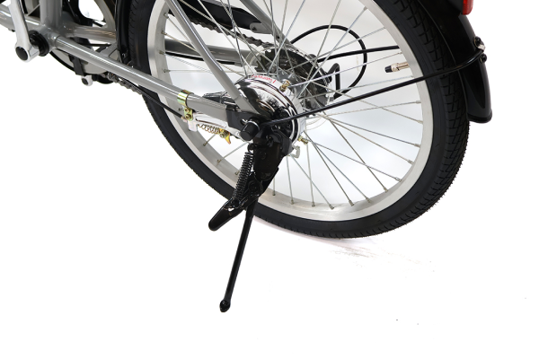 停車時に必須になるスタンドを搭載。