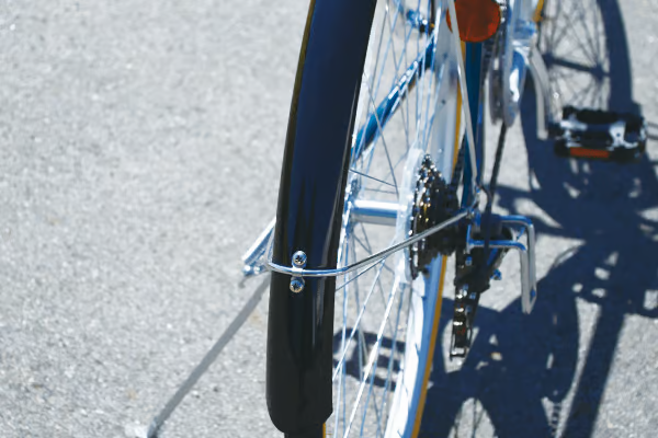 普段使いには必須の泥除け。路面が濡れていても安心して走行可能。