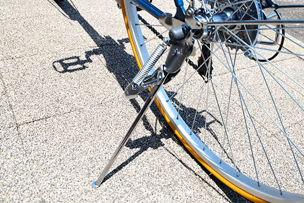 停車時に必須になるスタンドをスポーツ車にも標準搭載！